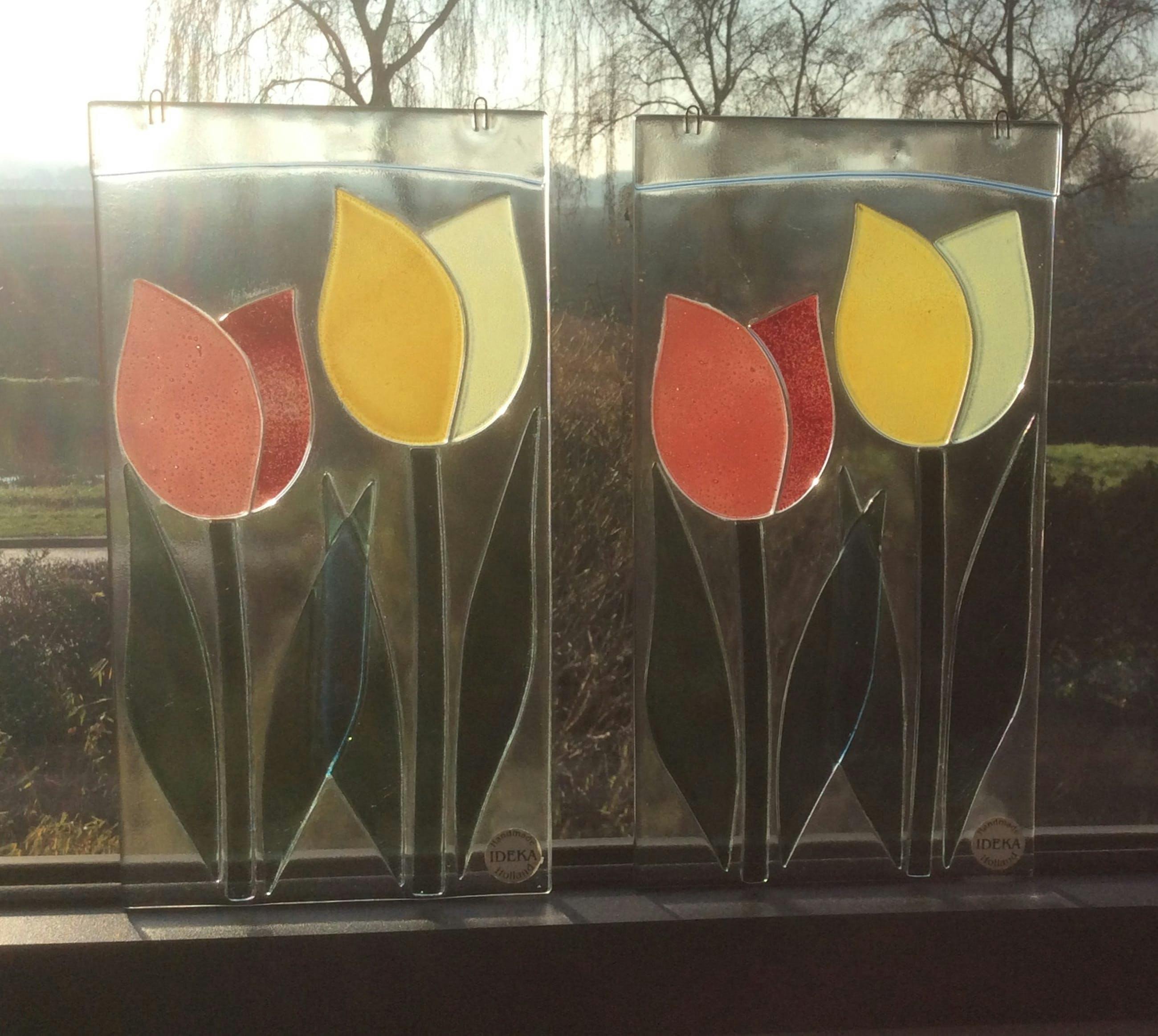 Niet of onleesbaar gesigneerd - Twee raamhangers met tulpen kopen? Bied vanaf 1!