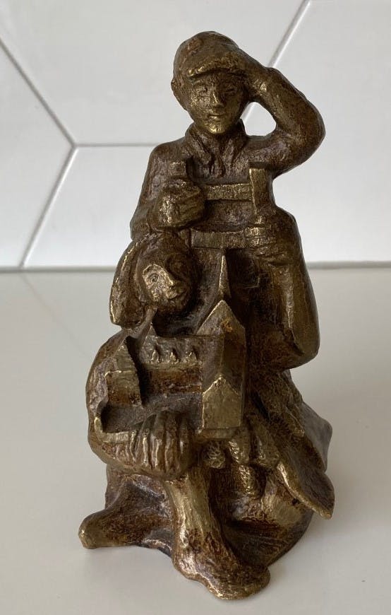 Niet of onleesbaar gesigneerd - Bronzen beeld man op ladder en een vrouw die een kerkcomplex omarmt? kopen? Bied vanaf 15!