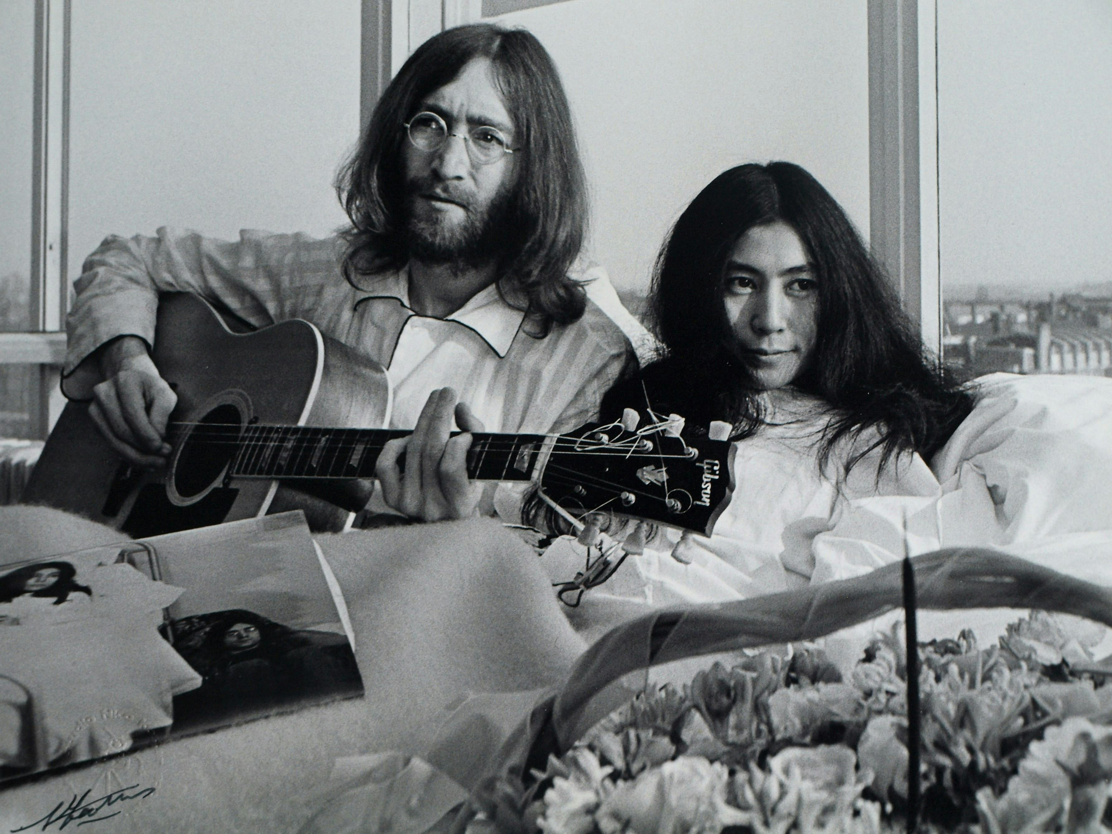 Nico Koster - Foto, John Lennon & Yoko Ono - Hilton Hotel tijdens de 'Bed-in for Peace' in '69 kopen? Bied vanaf 100!