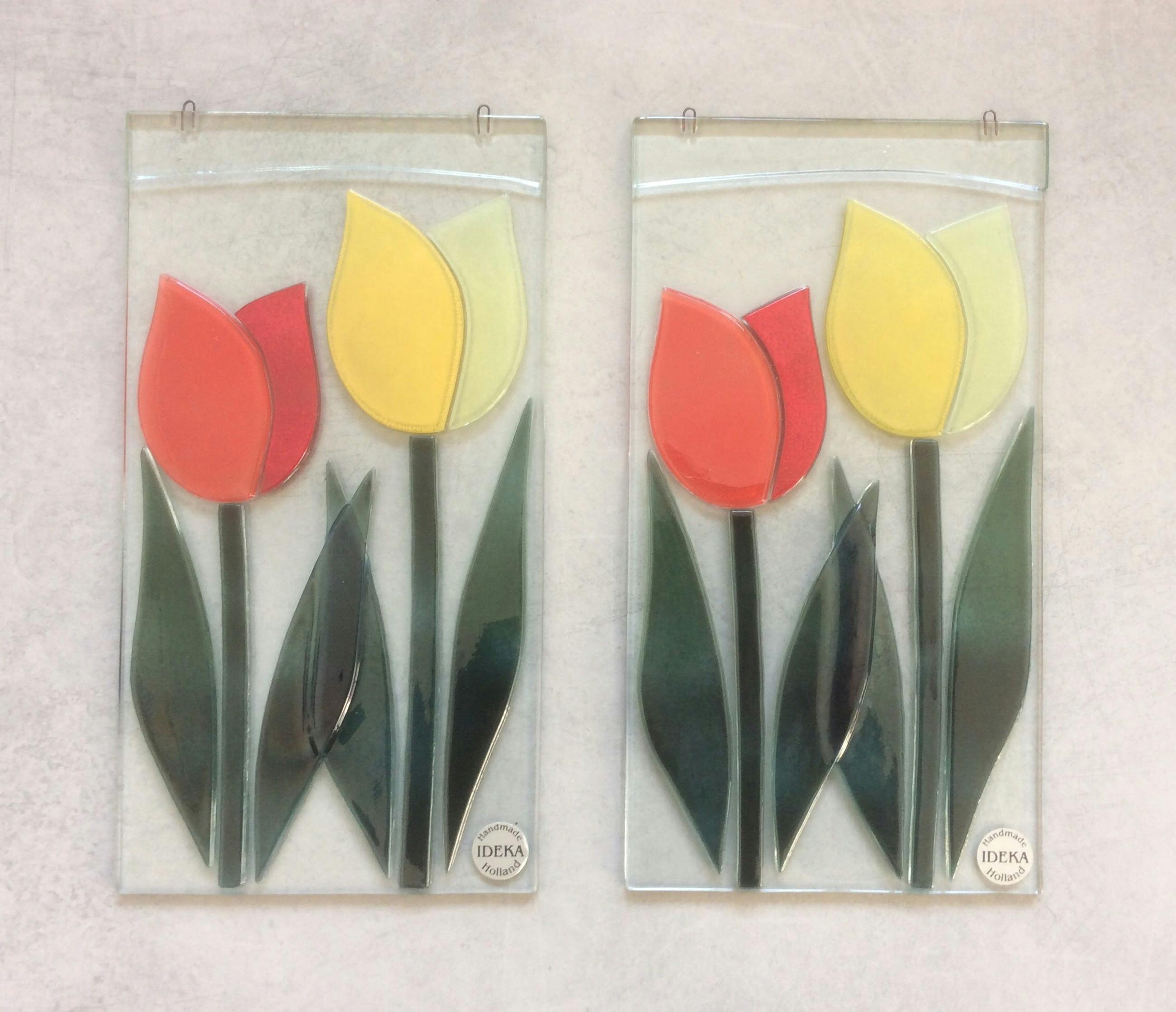 Niet of onleesbaar gesigneerd - Twee raamhangers met tulpen kopen? Bied vanaf 1!